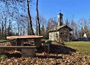 05 Alla Chiesetta Alpina  al Monte Castello (1089 m) meta raggiunta pranzetto al sacco e relax